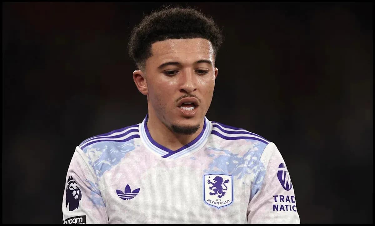 Jugador de Aston Villa en partido de fútbol