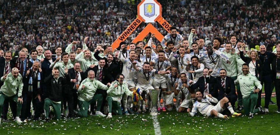 Equipo festejando con trofeo tras ganar el campeonato