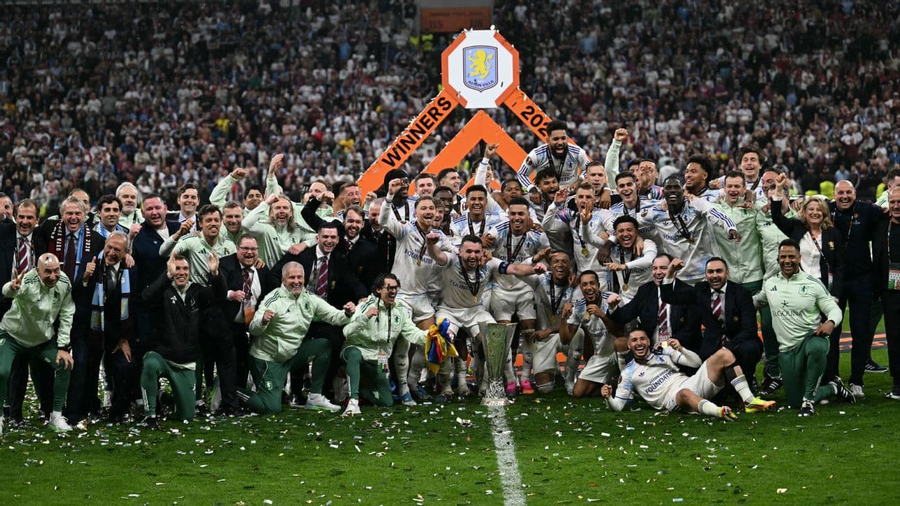 Equipo festejando con trofeo tras ganar el campeonato