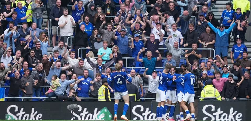 Aficionados de Everton celebrando un gol
