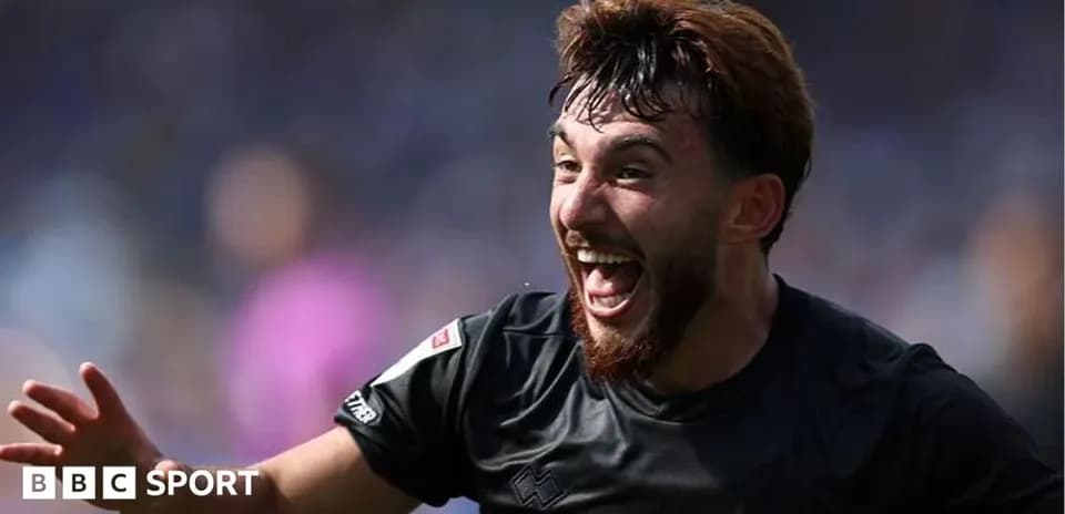 Jugador celebrando un gol en el campo de fútbol