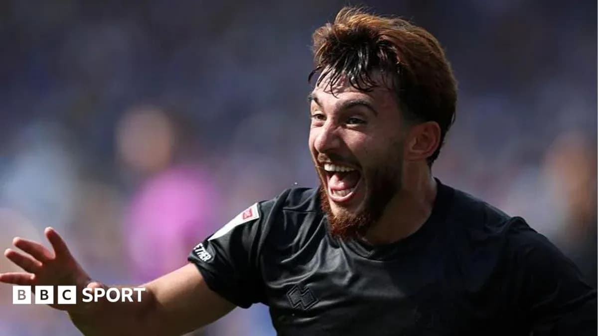 Jugador celebrando un gol en el campo de fútbol
