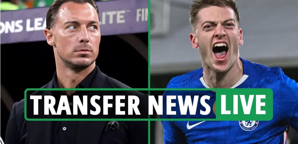 Entrenador y jugador celebrando en noticias de transferencias