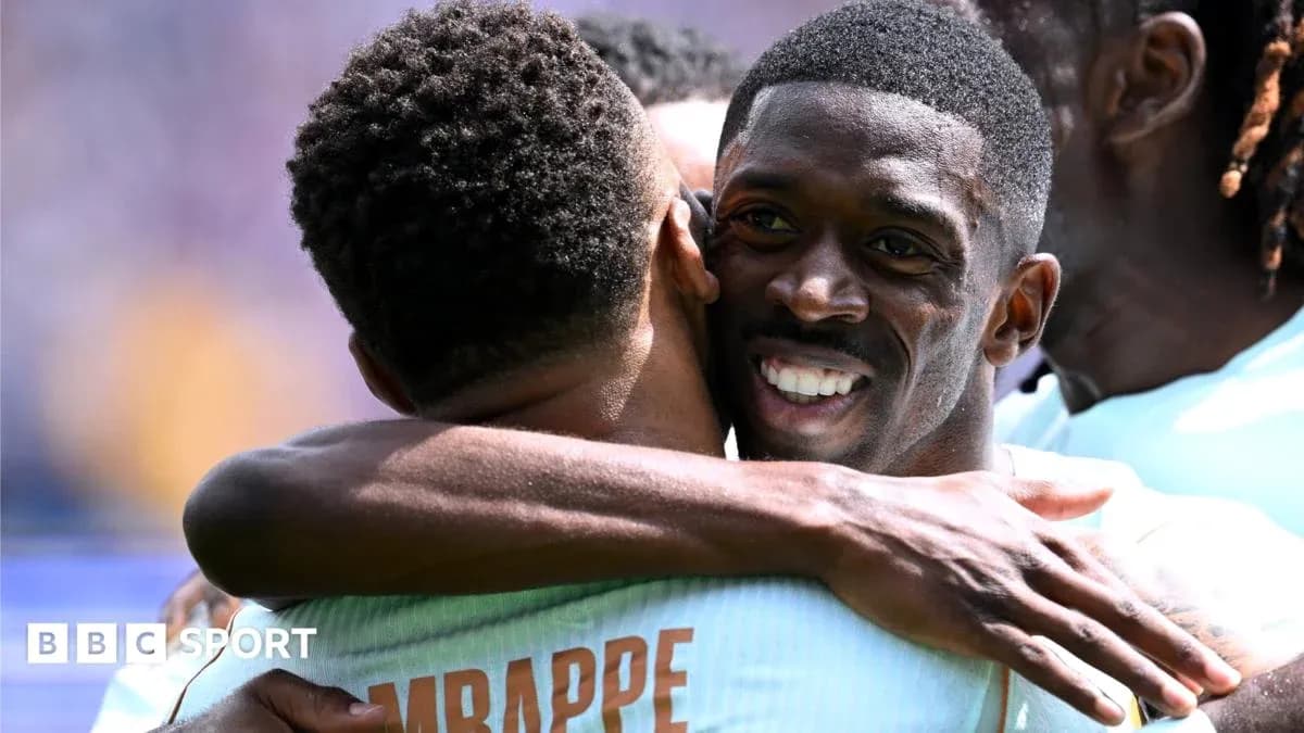 Jugadores abrazándose tras un gol en partido