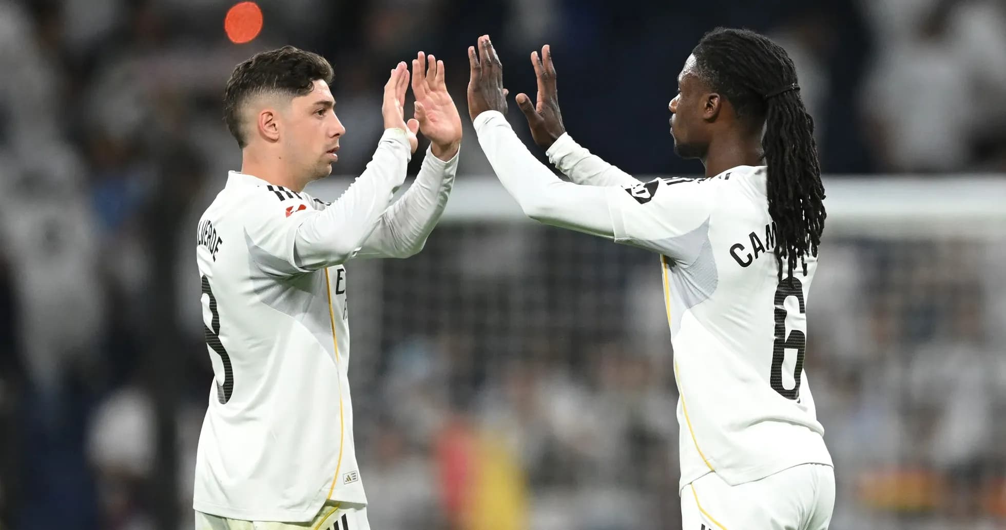 Jugadores saludando en el campo durante el partido