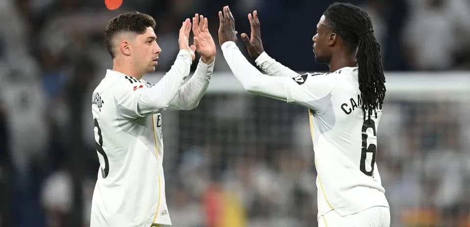 Jugadores saludando en el campo durante el partido