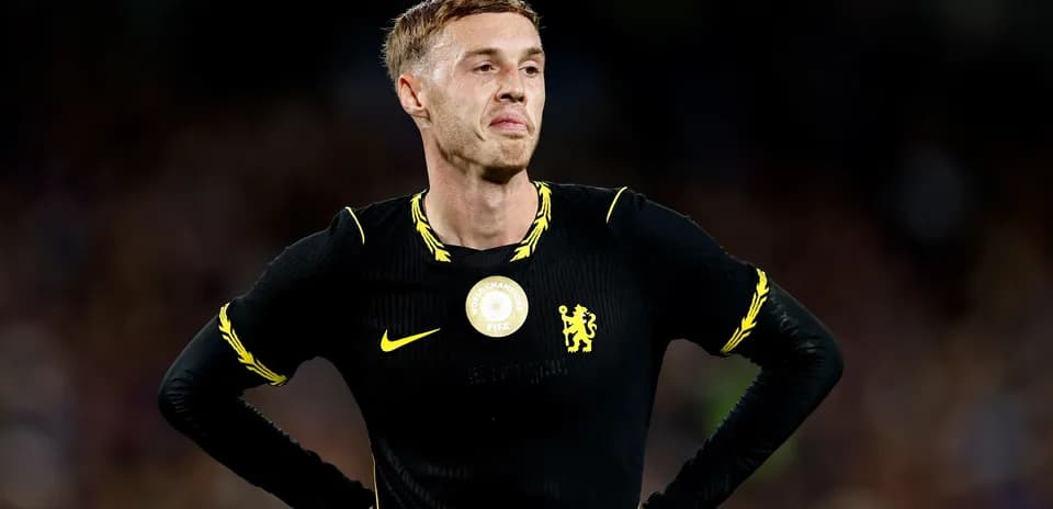 Jugador de Chelsea en camiseta negra durante el partido