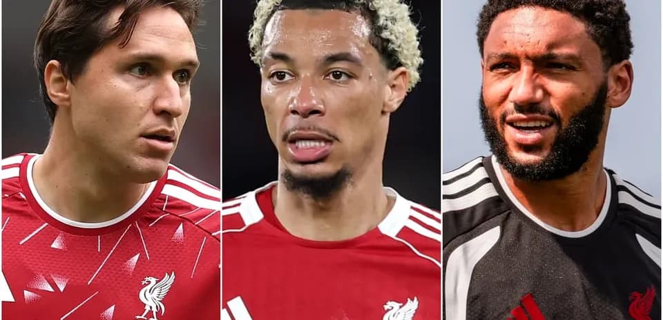 Tres jugadores de Liverpool en camisetas del equipo