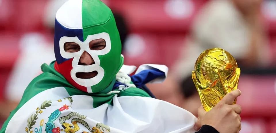Afanoso con máscara sosteniendo trofeo de la Copa del Mundo