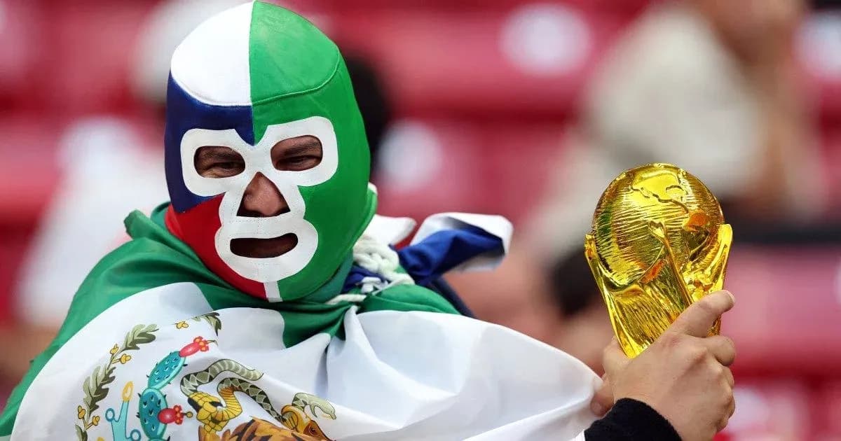 Afanoso con máscara sosteniendo trofeo de la Copa del Mundo