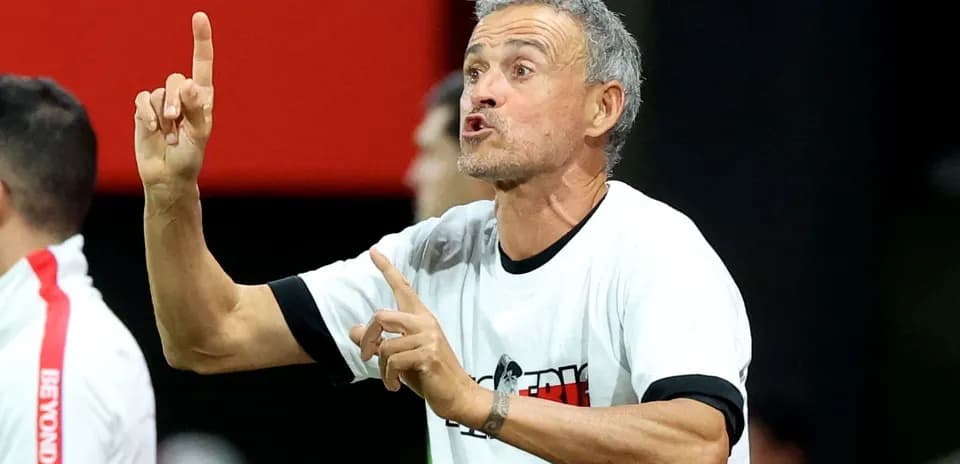 Entrenador gesticulando durante el partido