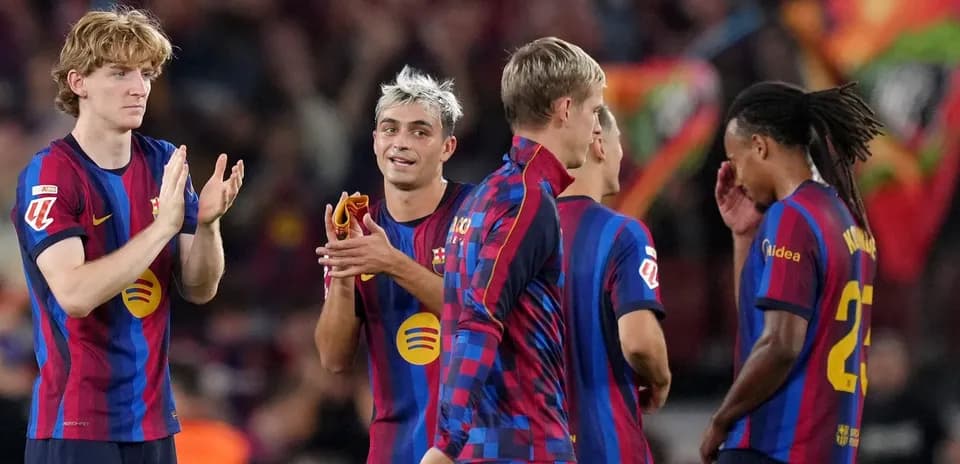 Jugadores del FC Barcelona celebrando en el campo