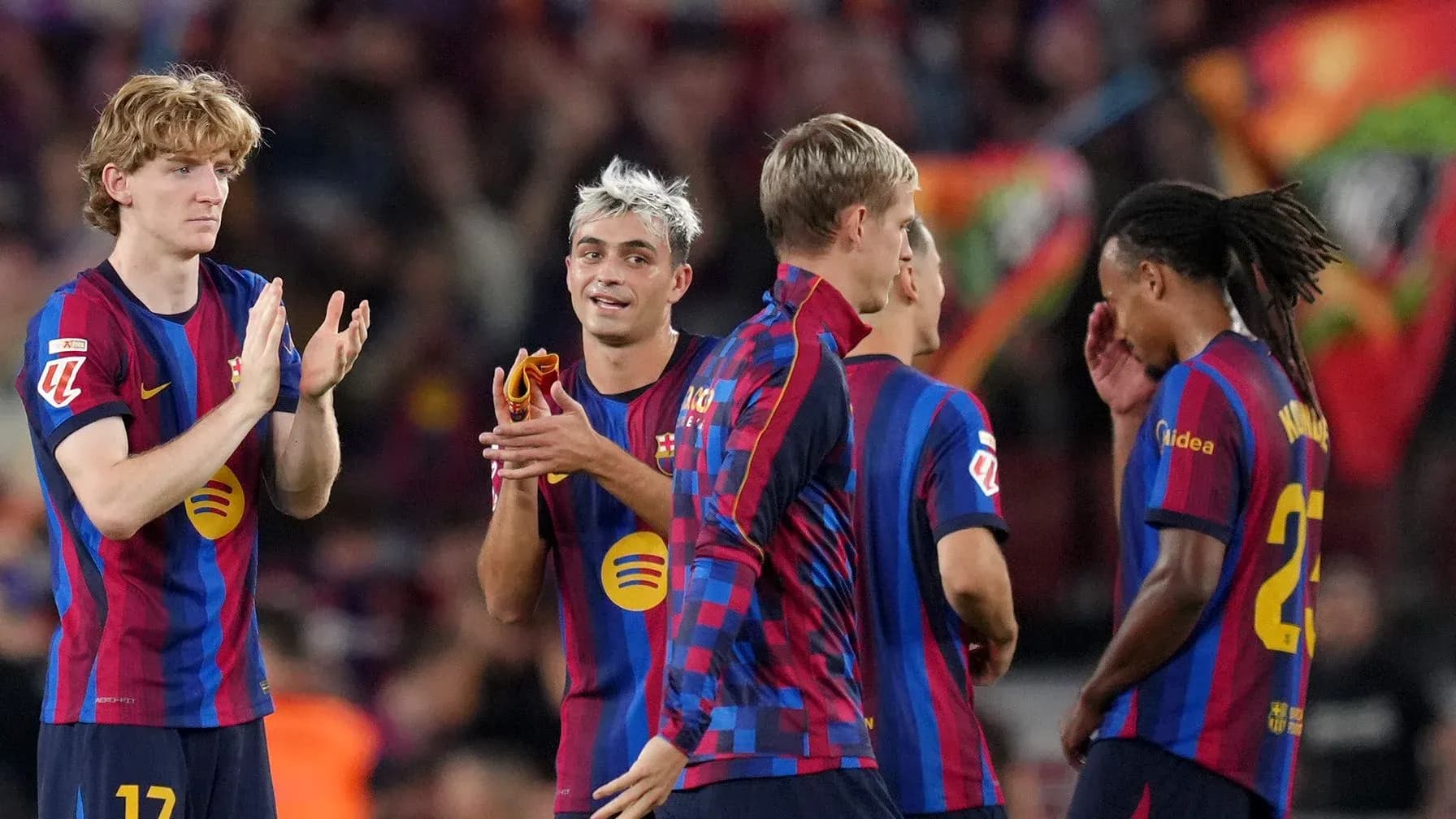 Jugadores del FC Barcelona celebrando en el campo