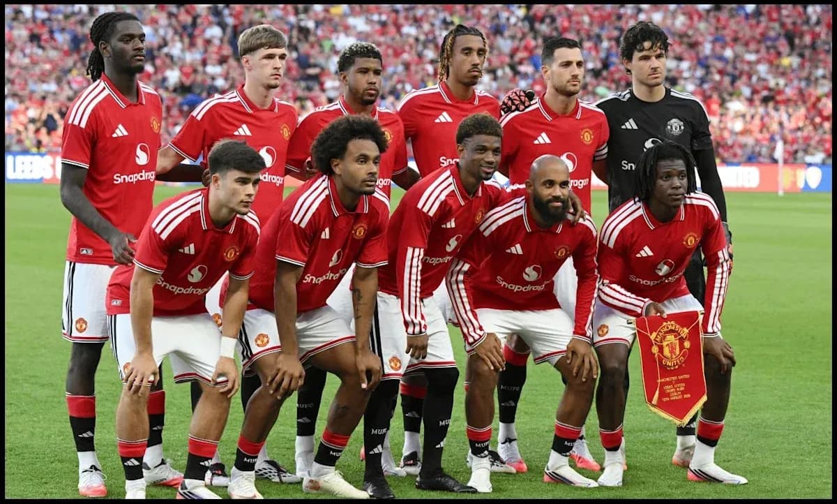Equipo de Manchester United posando antes del partido