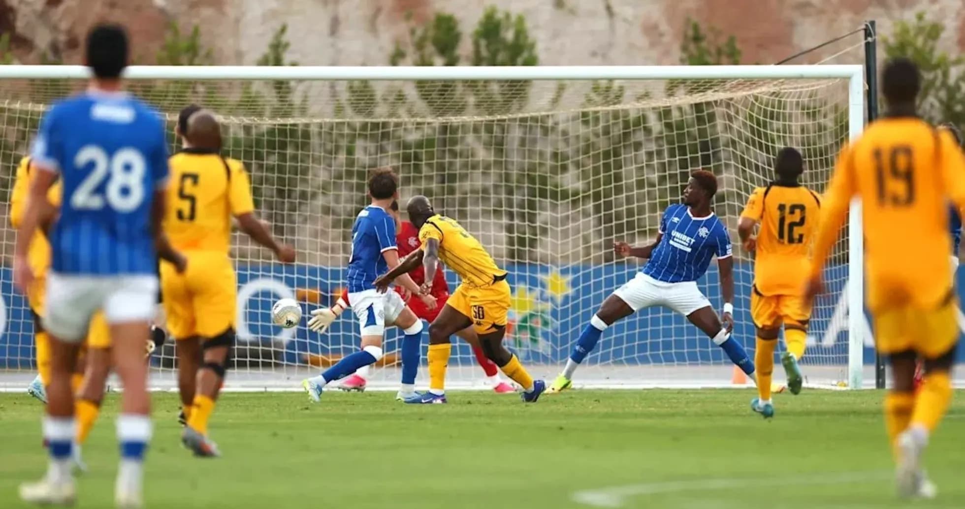 Jugador rematando a puerta en un partido de fútbol