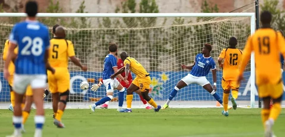 Jugador rematando a puerta en un partido de fútbol