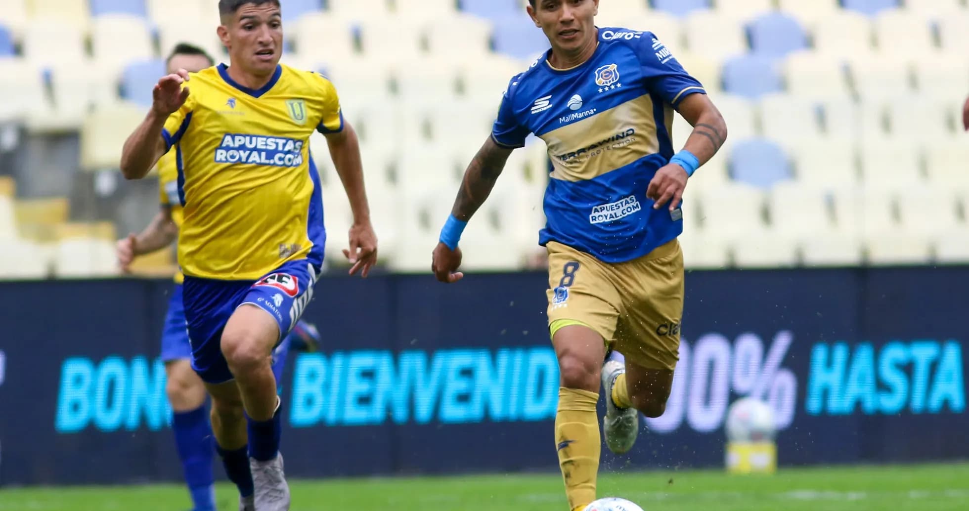 Jugadores compitiendo en el partido de fútbol