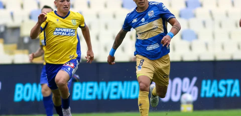 Jugadores compitiendo en el partido de fútbol