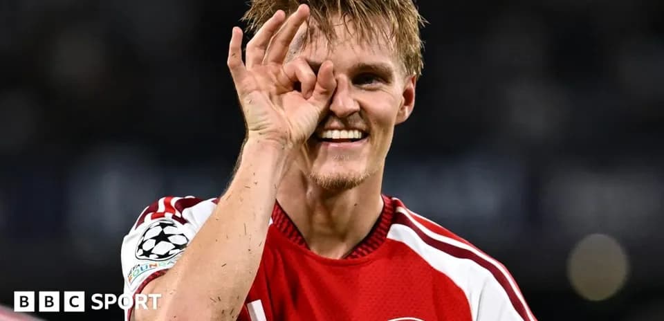Jugador de Arsenal haciendo un gesto con la mano
