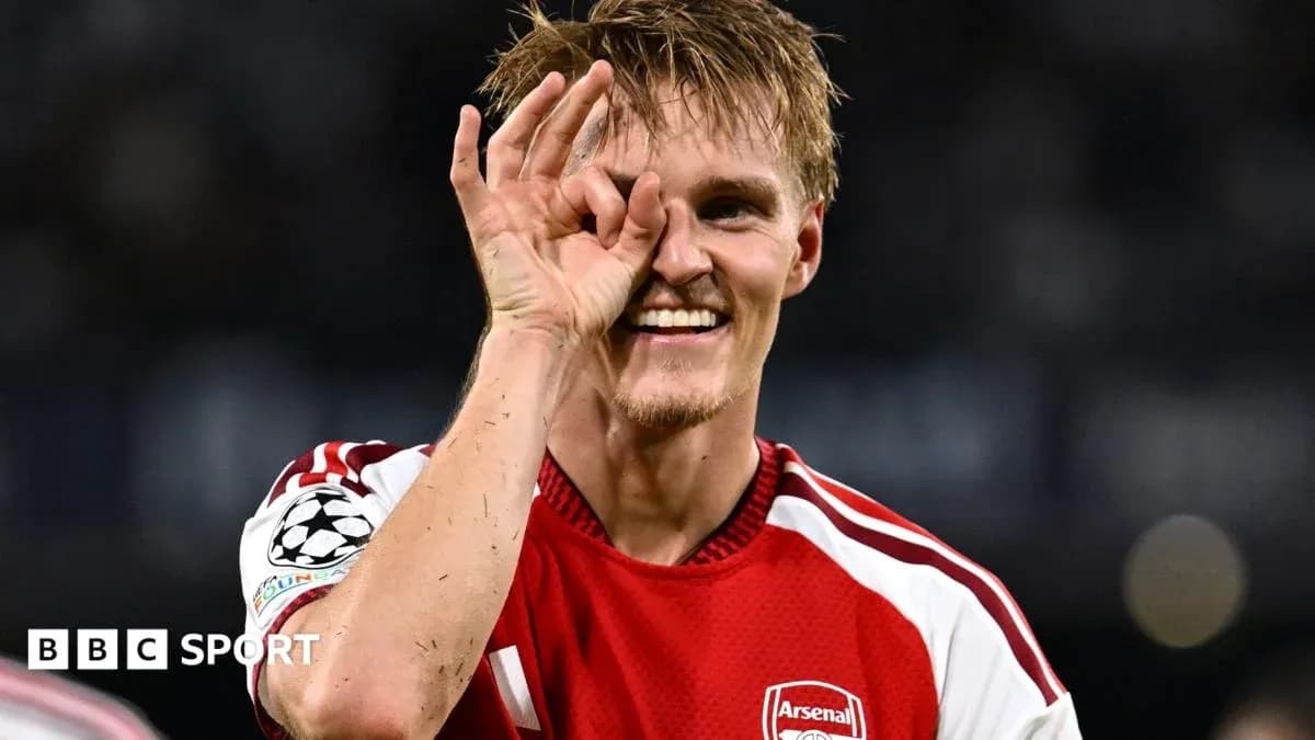 Jugador de Arsenal haciendo un gesto con la mano