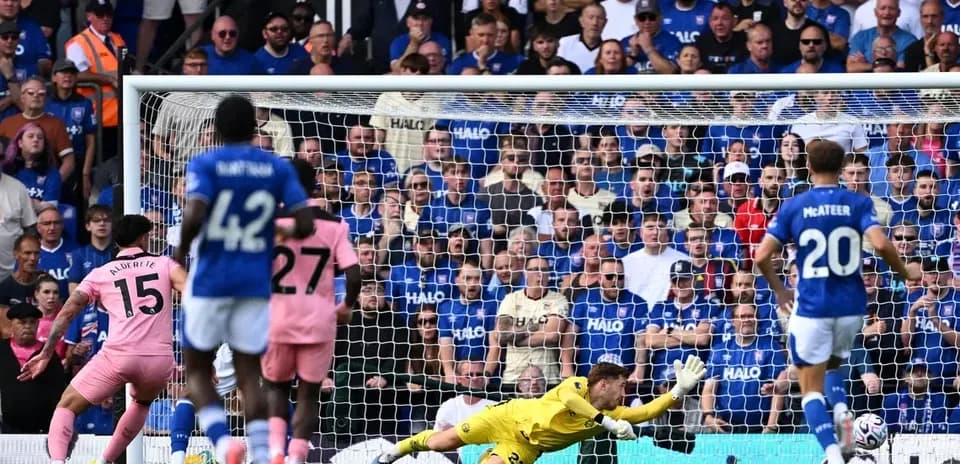Jugador lanzando un penalti mientras el portero salta