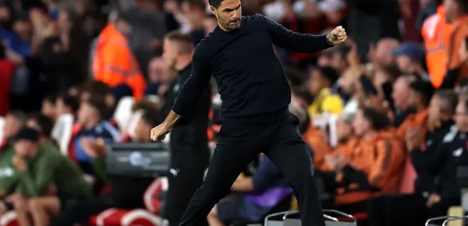 Entrenador celebrando durante un partido de fútbol