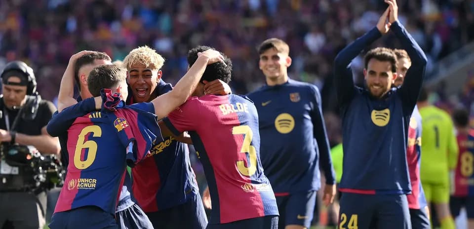 Jugadores del FC Barcelona celebrando en el campo