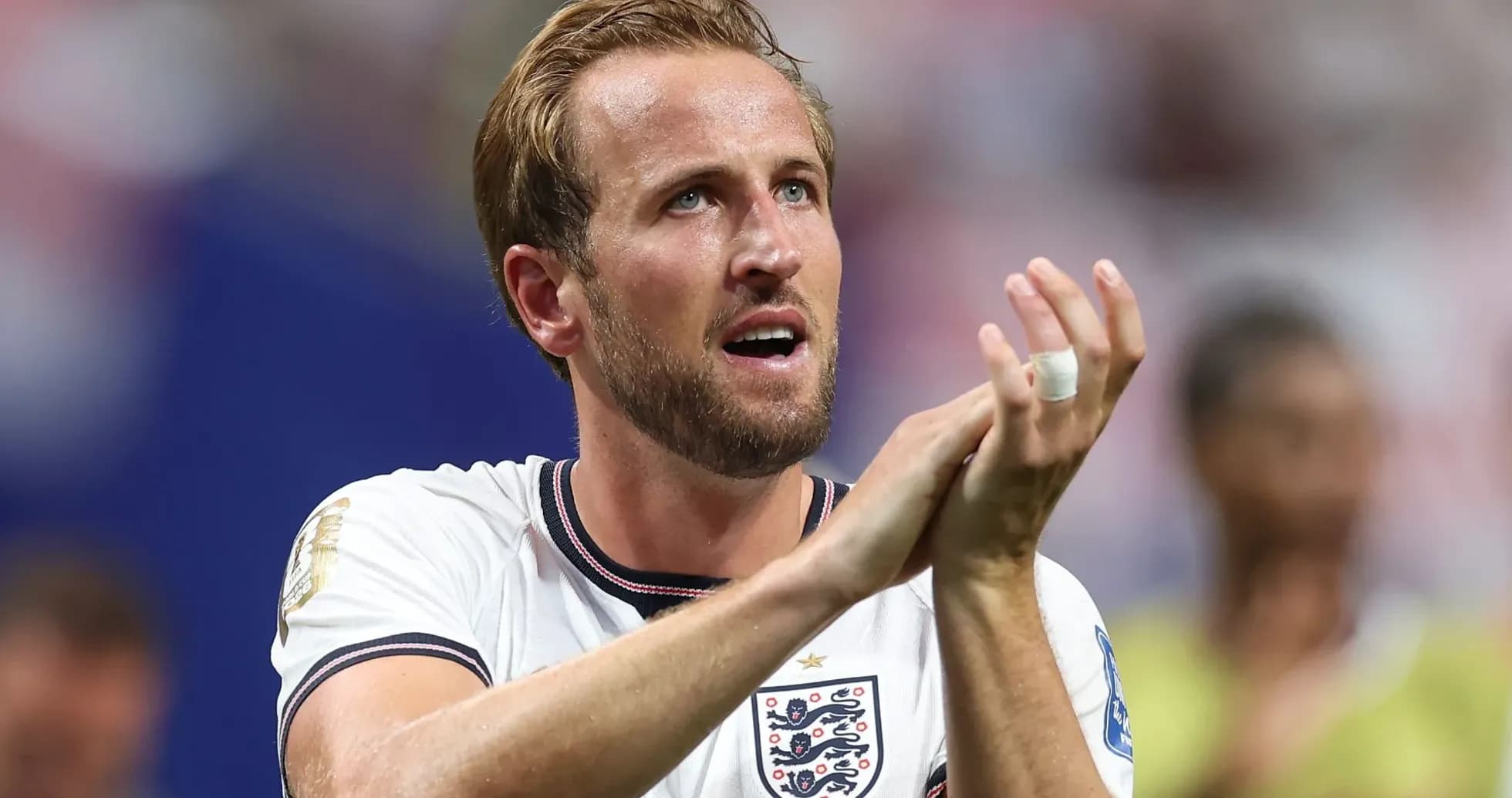 Jugador aplaudiendo tras el partido con Inglaterra