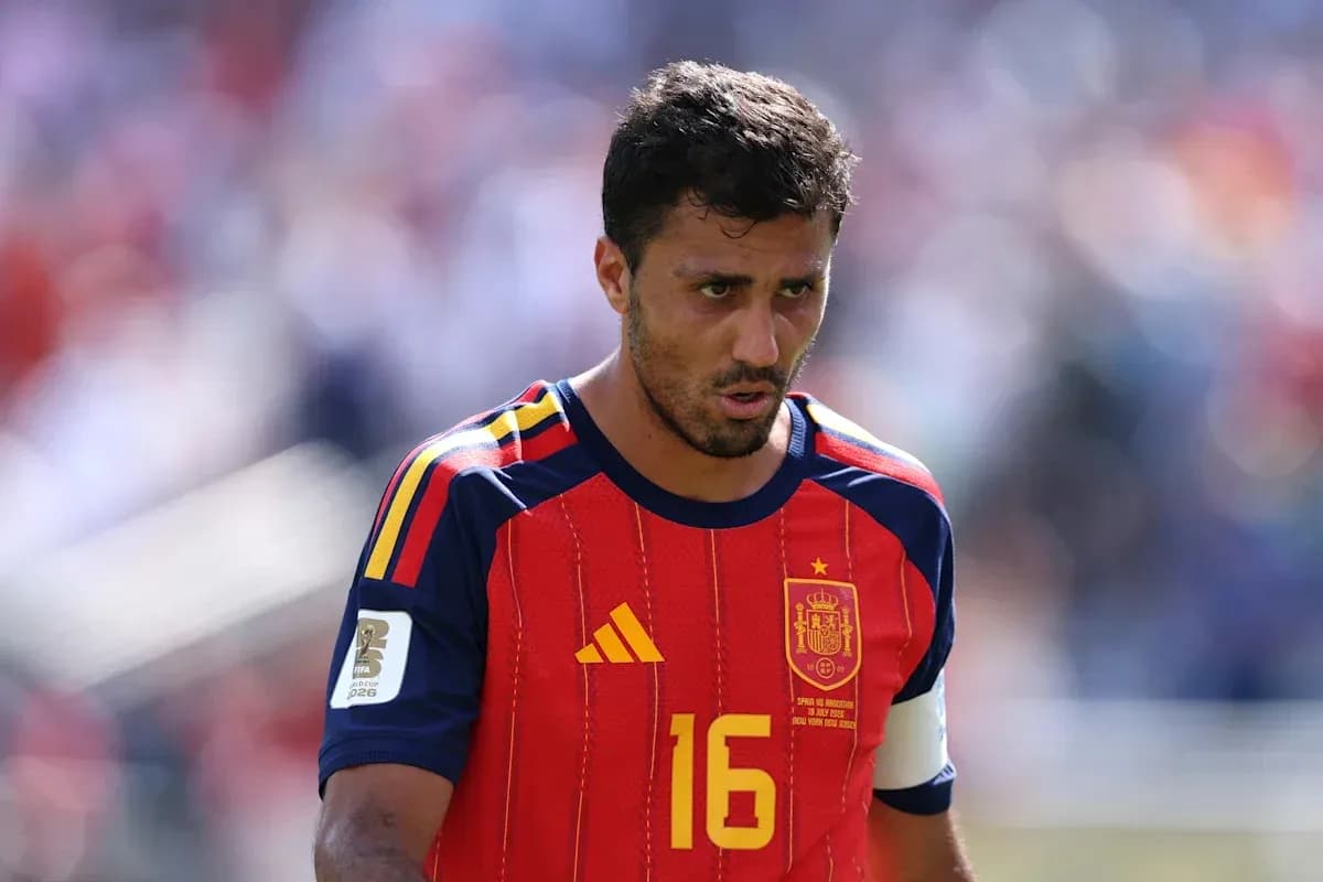 Jugador de España con camiseta roja en el campo