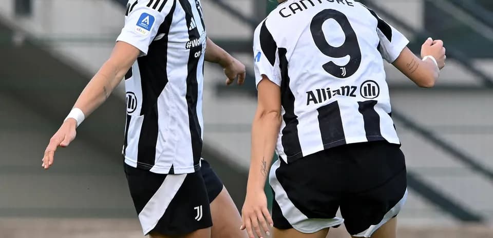 Jugadoras de Juventus celebrando un gol