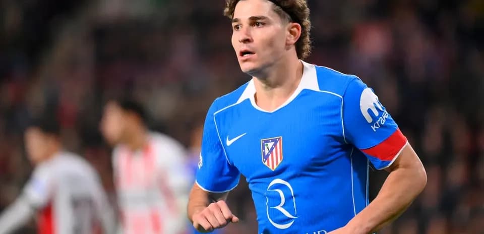 Jugador de Atlético de Madrid corriendo en partido