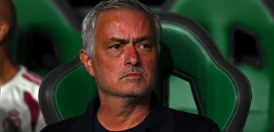 Entrenador sentado en el banquillo durante el partido
