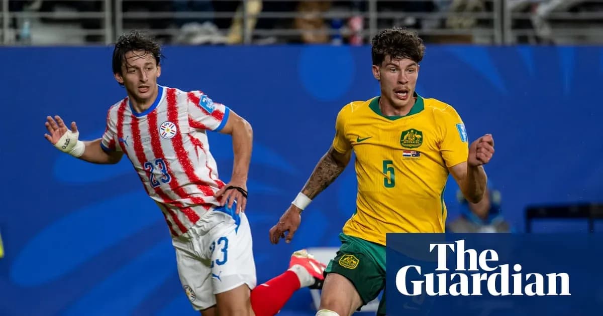Jugadores compitiendo por el balón en el partido