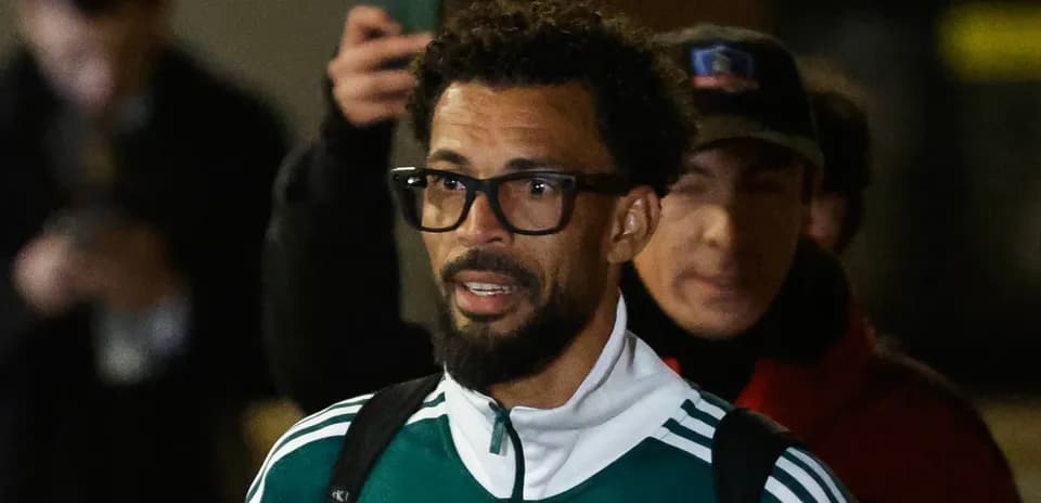 Jugador llegando a evento con chaqueta deportiva
