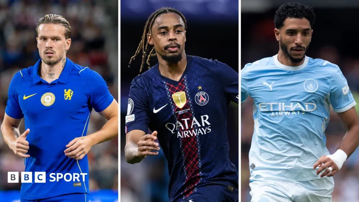 Tres jugadores de fútbol en acción durante partidos
