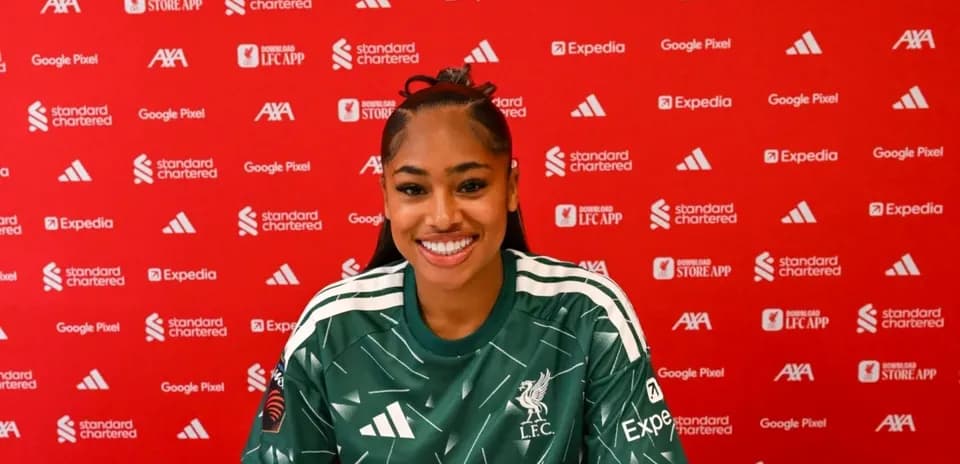 Jugadora de Liverpool en conferencia de prensa sonriente