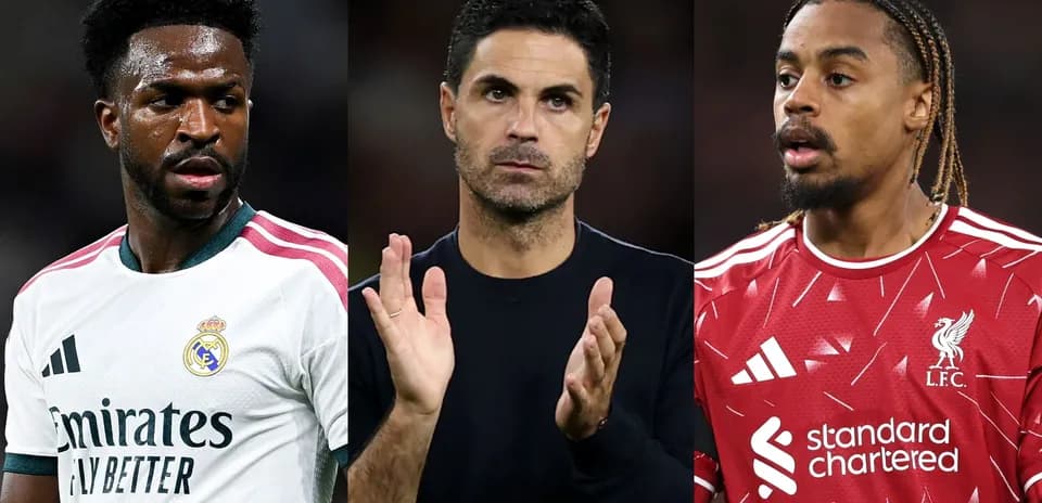 Tres futbolistas en acción durante un partido