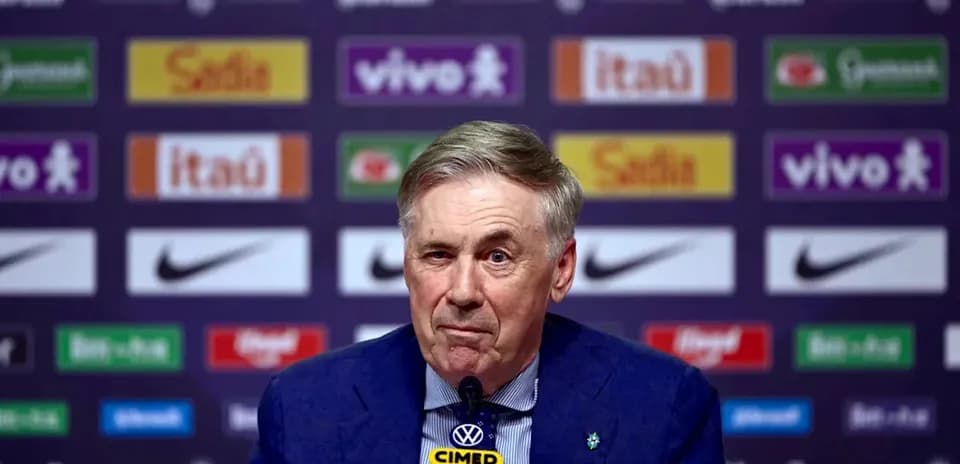 Entrenador en conferencia de prensa con patrocinadores de fondo