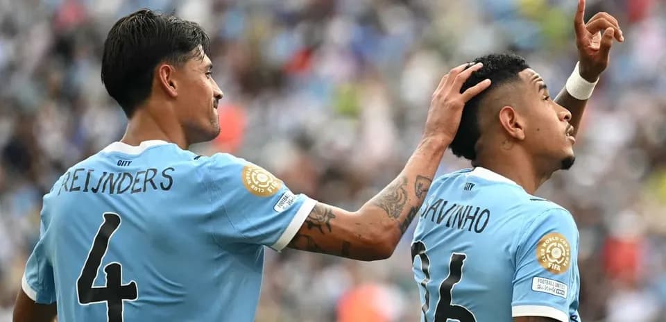 Jugadores de City celebrando en el partido