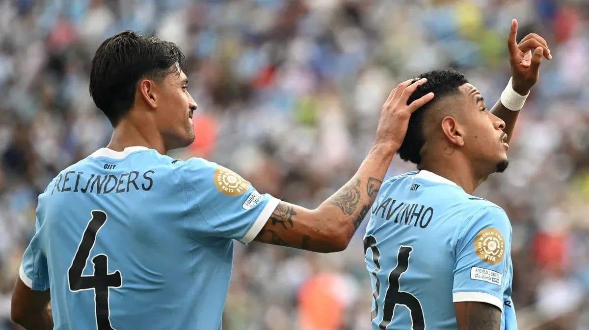 Jugadores de City celebrando en el partido