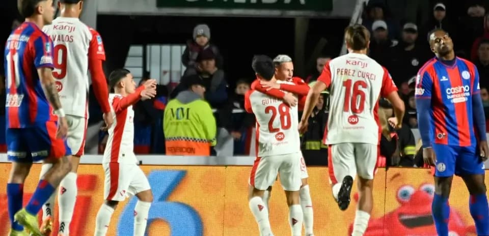 Jugadores de Independiente celebrando un gol