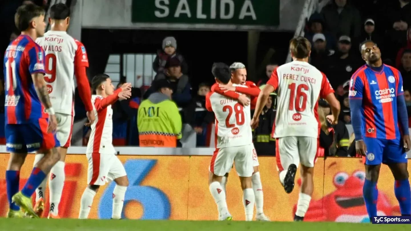 Jugadores de Independiente celebrando un gol