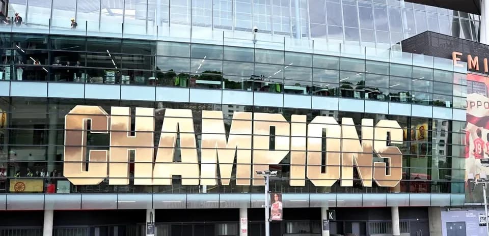 Letrero 'CHAMPIONS' en el exterior del estadio