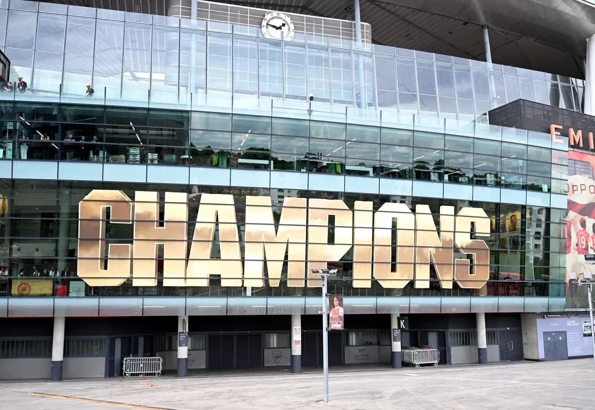 Letrero 'CHAMPIONS' en el exterior del estadio