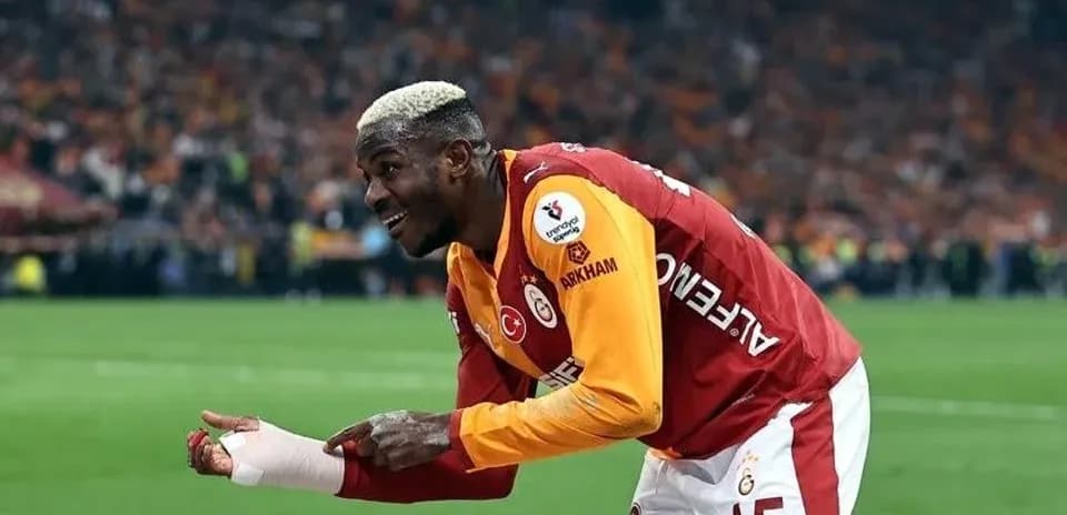 Jugador de Galatasaray señalando a la afición