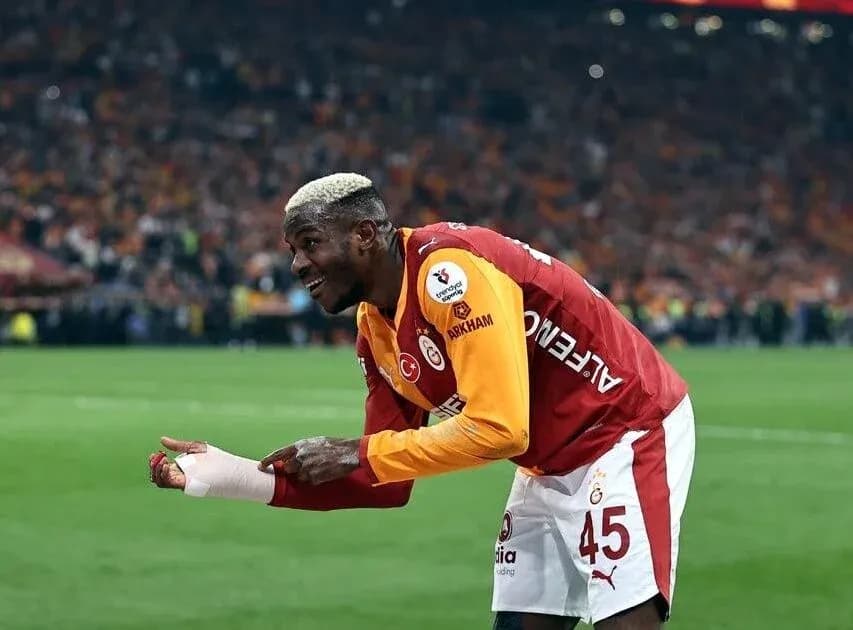 Jugador de Galatasaray señalando a la afición