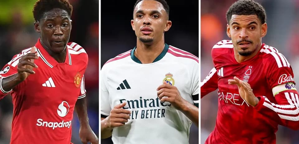 Tres jugadores en sus respectivos uniformes de fútbol