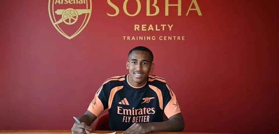 Jugador firmando contrato en centro de entrenamiento Arsenal