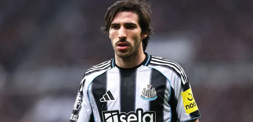 Jugador de Newcastle con camiseta de rayas en campo