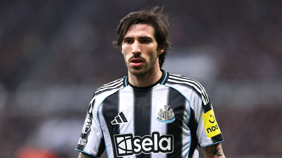 Jugador de Newcastle con camiseta de rayas en campo